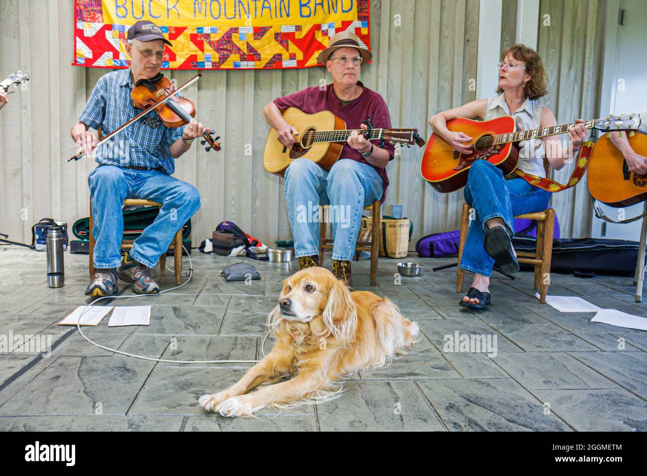 Virginia Appalachian Mountains,Blue Ridge Parkway,Blue Ridge Music Center,Buck Mountain Band,folk country musicians man men woman dog fiddle guitar pl Stock Photo