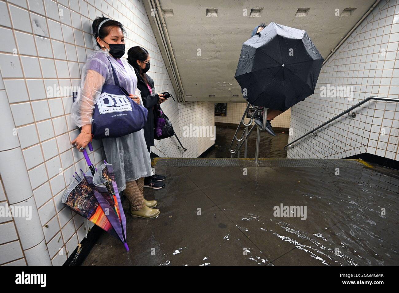 Flooding new york city subway 2021 hi-res stock photography and images ...