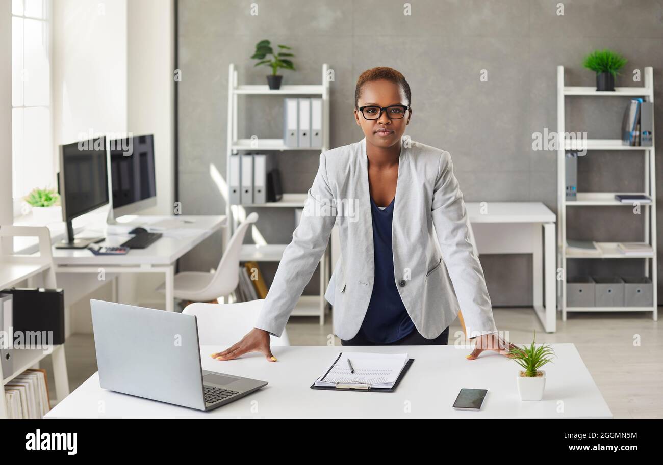 Black woman boss hi-res stock photography and images - Alamy
