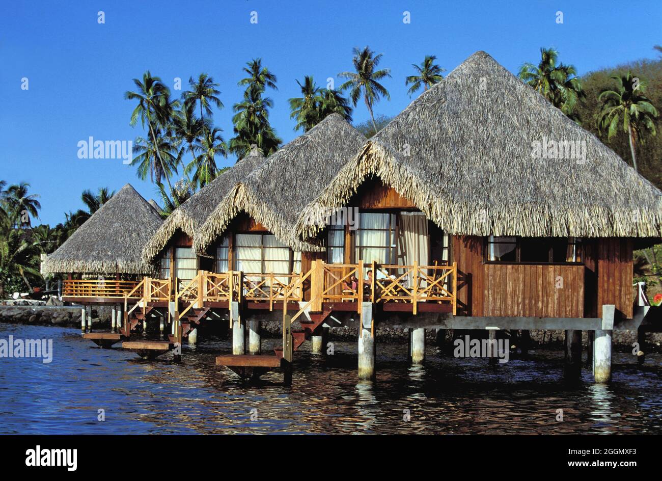 FRENCH POLYNESIA. SOCIETY ARCHIPELAGO. TAHITI ISLAND. INTERCONTINENTAL BEACHCOMBER HOTEL WATER BUNGALOWS Stock Photo