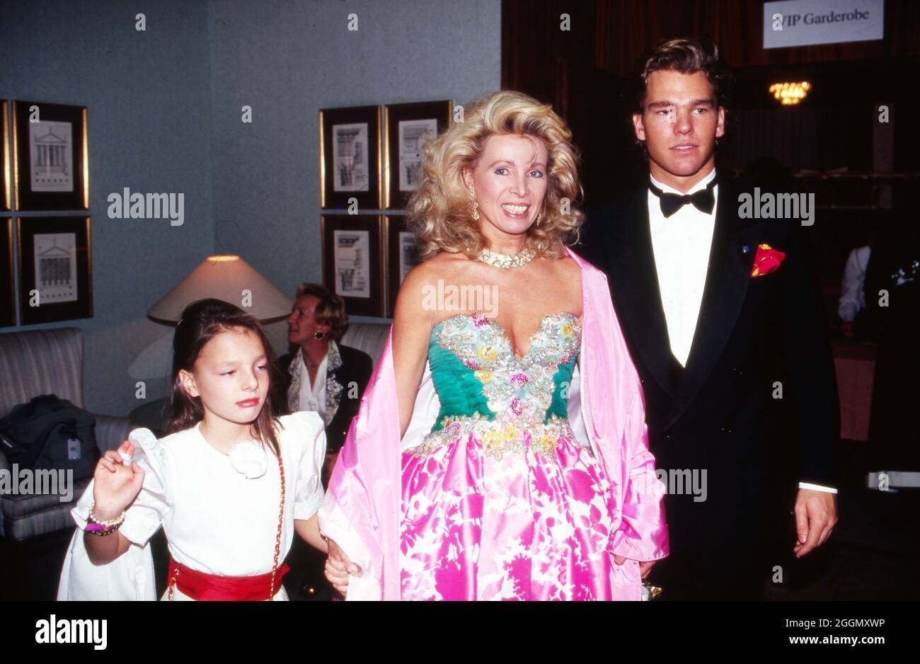 Ute Ohoven, deutsche Charity-Organisatorin, mit den Kindern Chiara und Michael bei der UNESCO-Gala, Deutschland 1993. German charity organizer Ute Ohoven and her children Chiara and Michael at the UNESCO gala, Germany 1993. Stock Photo