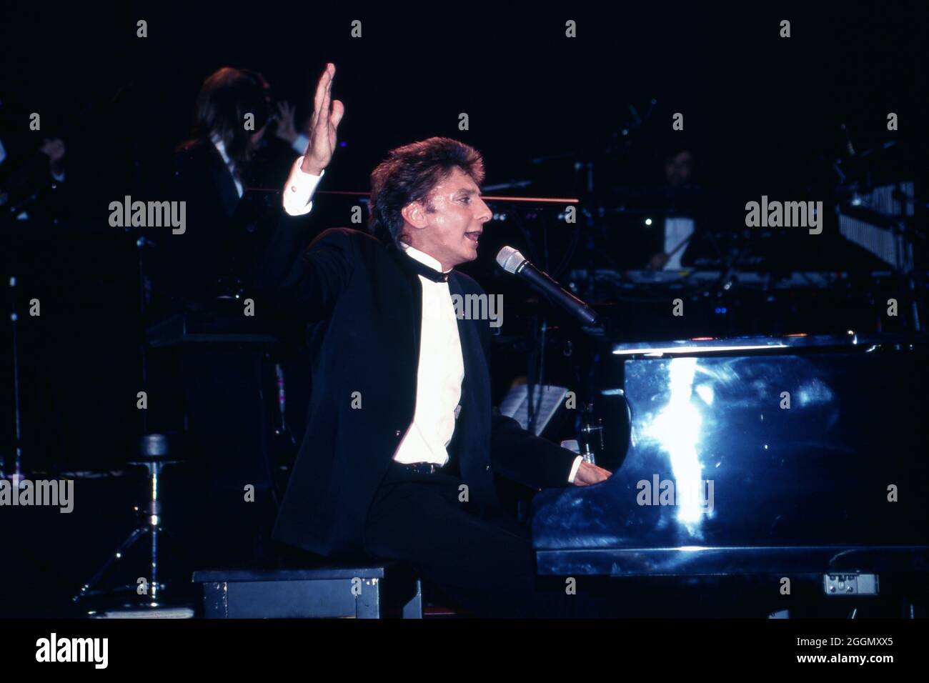 Barry manilow piano hi-res stock photography and images - Alamy
