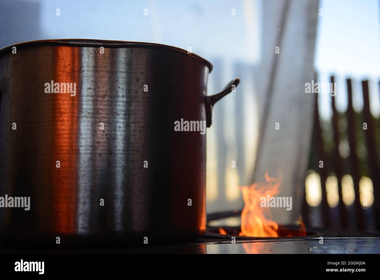 aluminum pan over wood stove Stock Photo Alamy