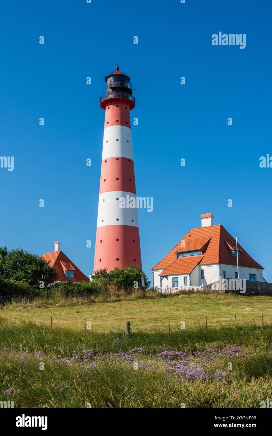 Der Leuchtturm von Westerhever im Wattenmeer an der Halbinsel ...