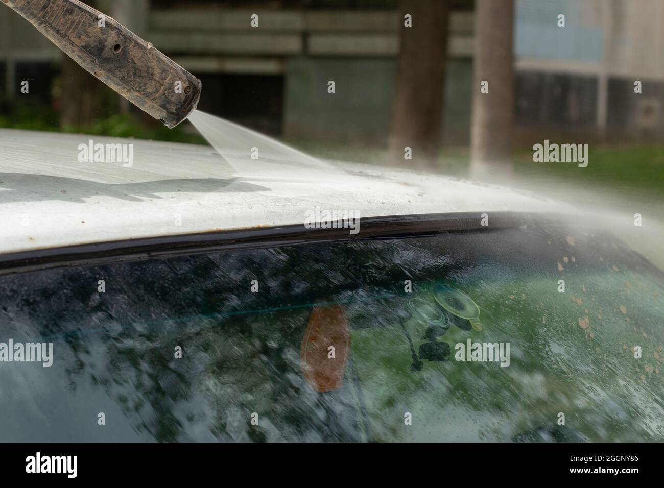 Washes the roof of the car. The flow of water from the hose to the car ...