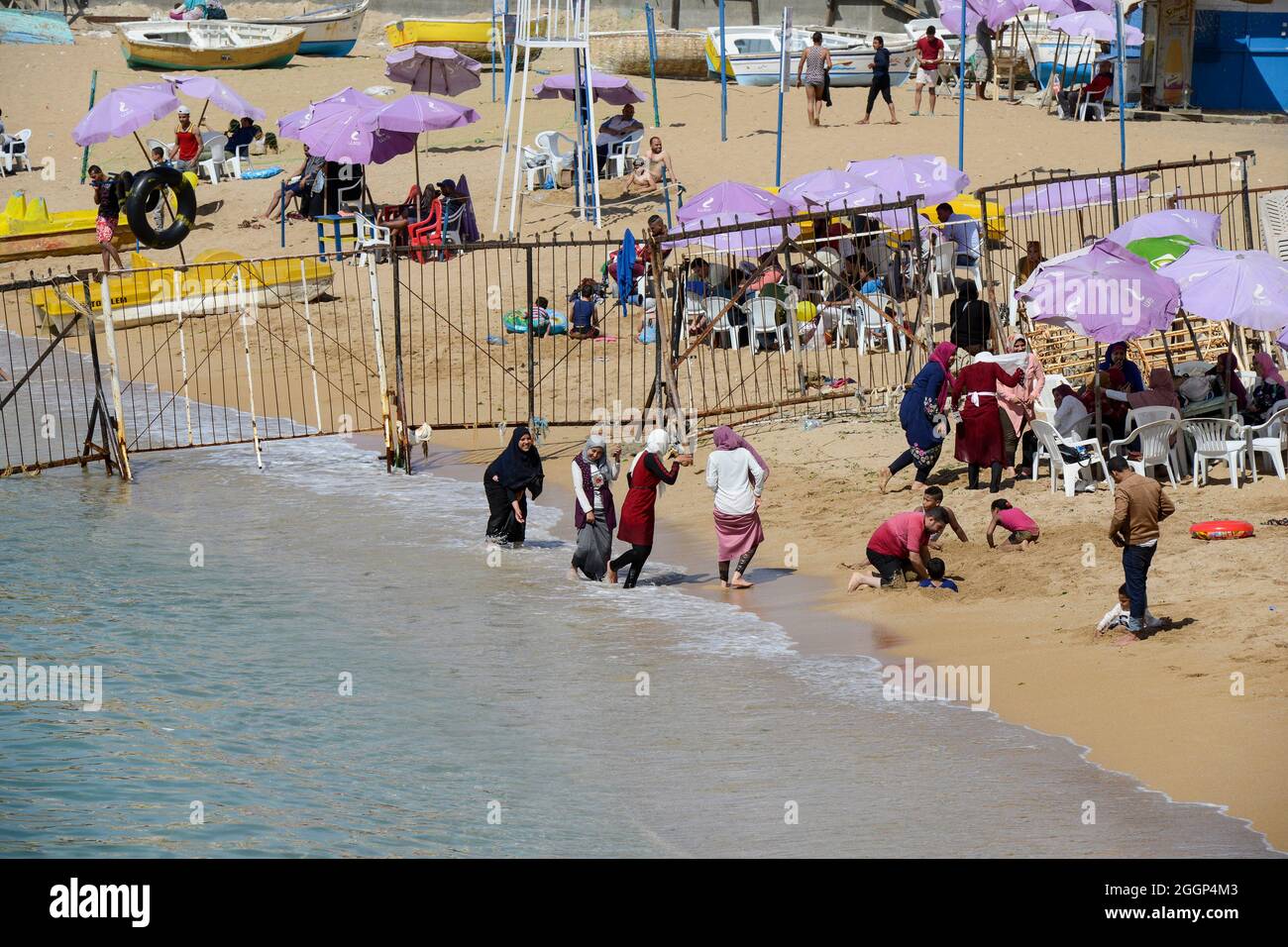 EGYPT, Alexandria, sea bath at Mediterranean Sea / AEGYPTEN, Alexandria