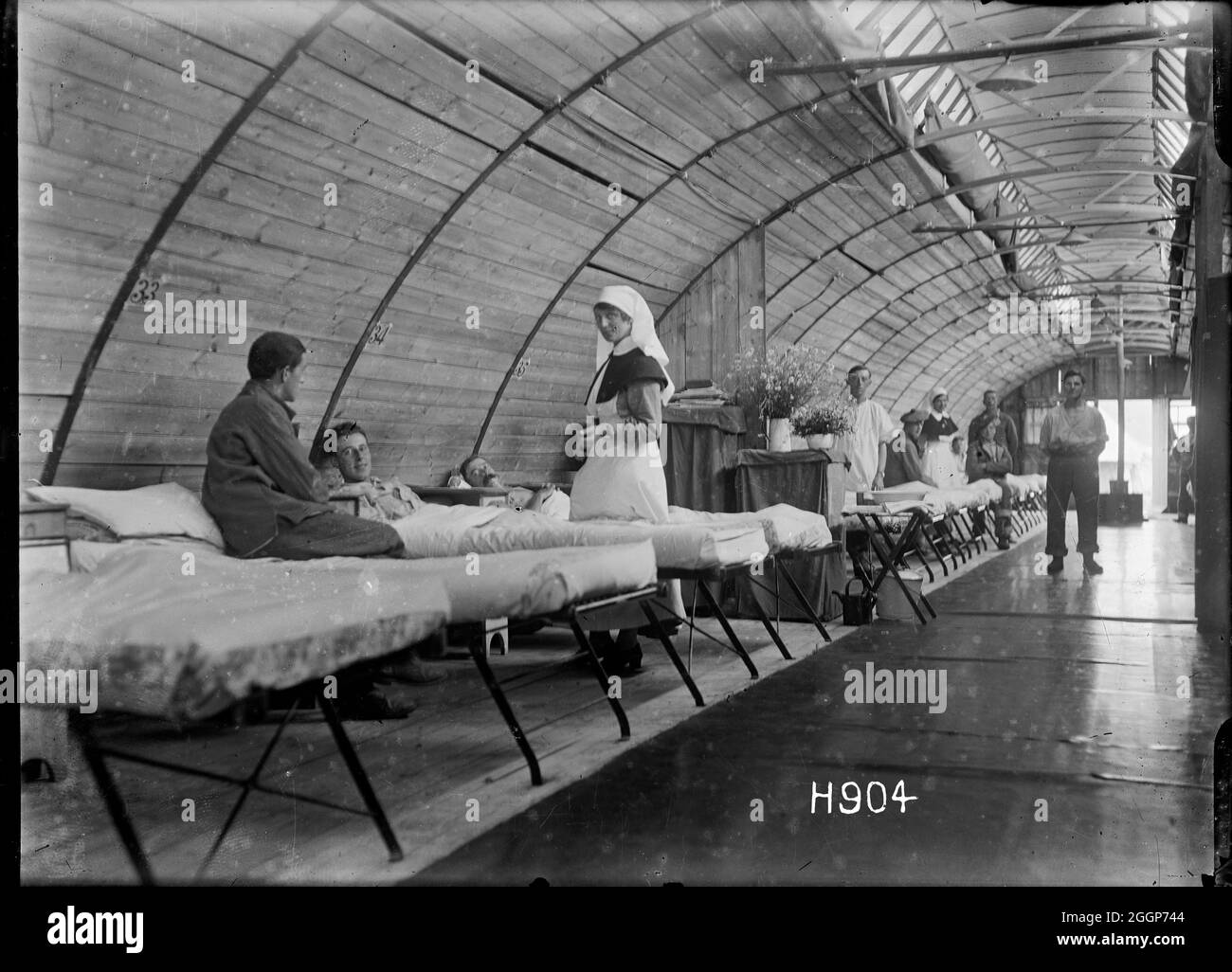 Nurse and patients at the New Zealand Stationary Hospital in Wisques, France, 17 August 1918. Stock Photo