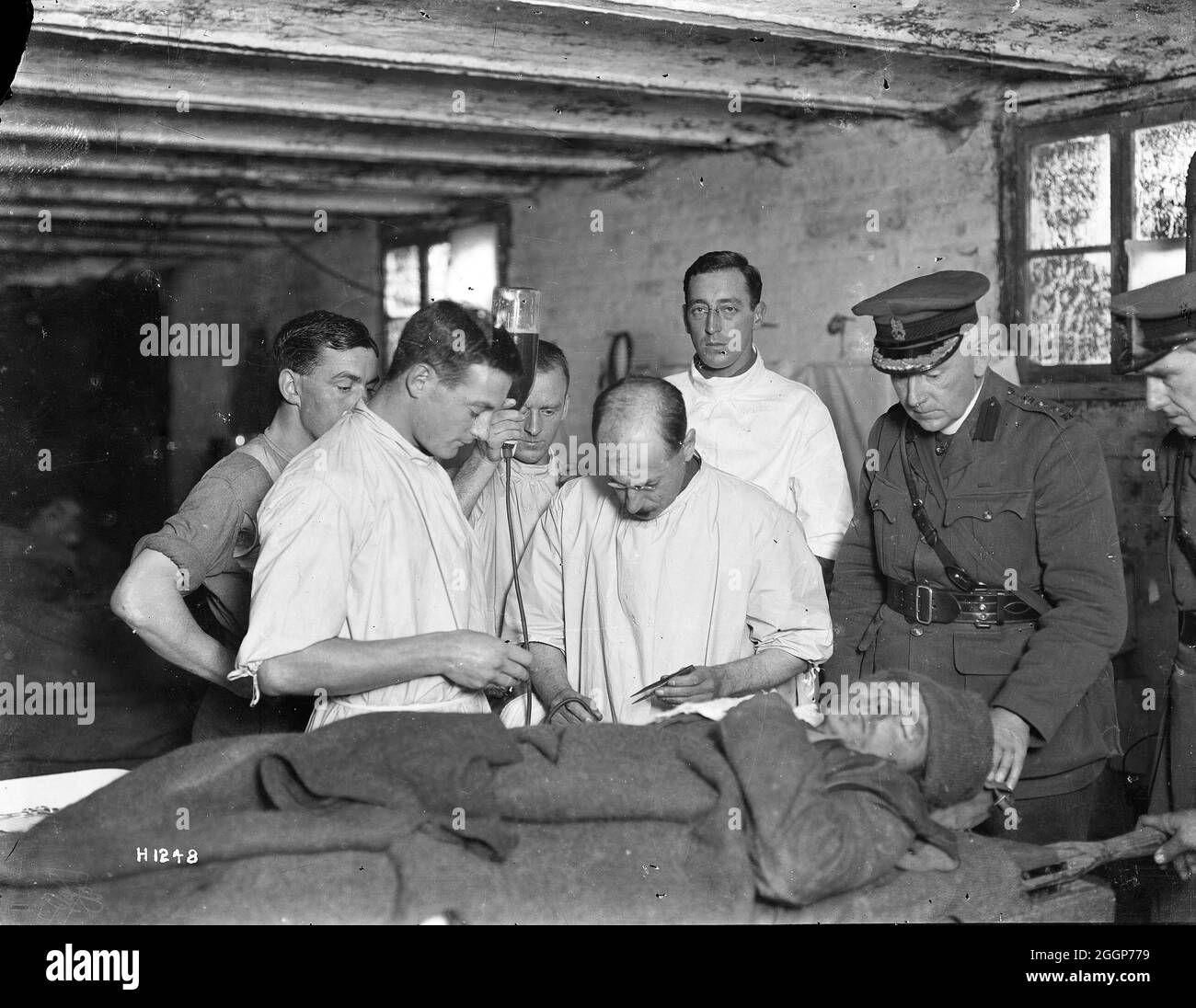 Members of the 2nd NZ Field Ambulance, injecting gum infusion into a patient. Stock Photo