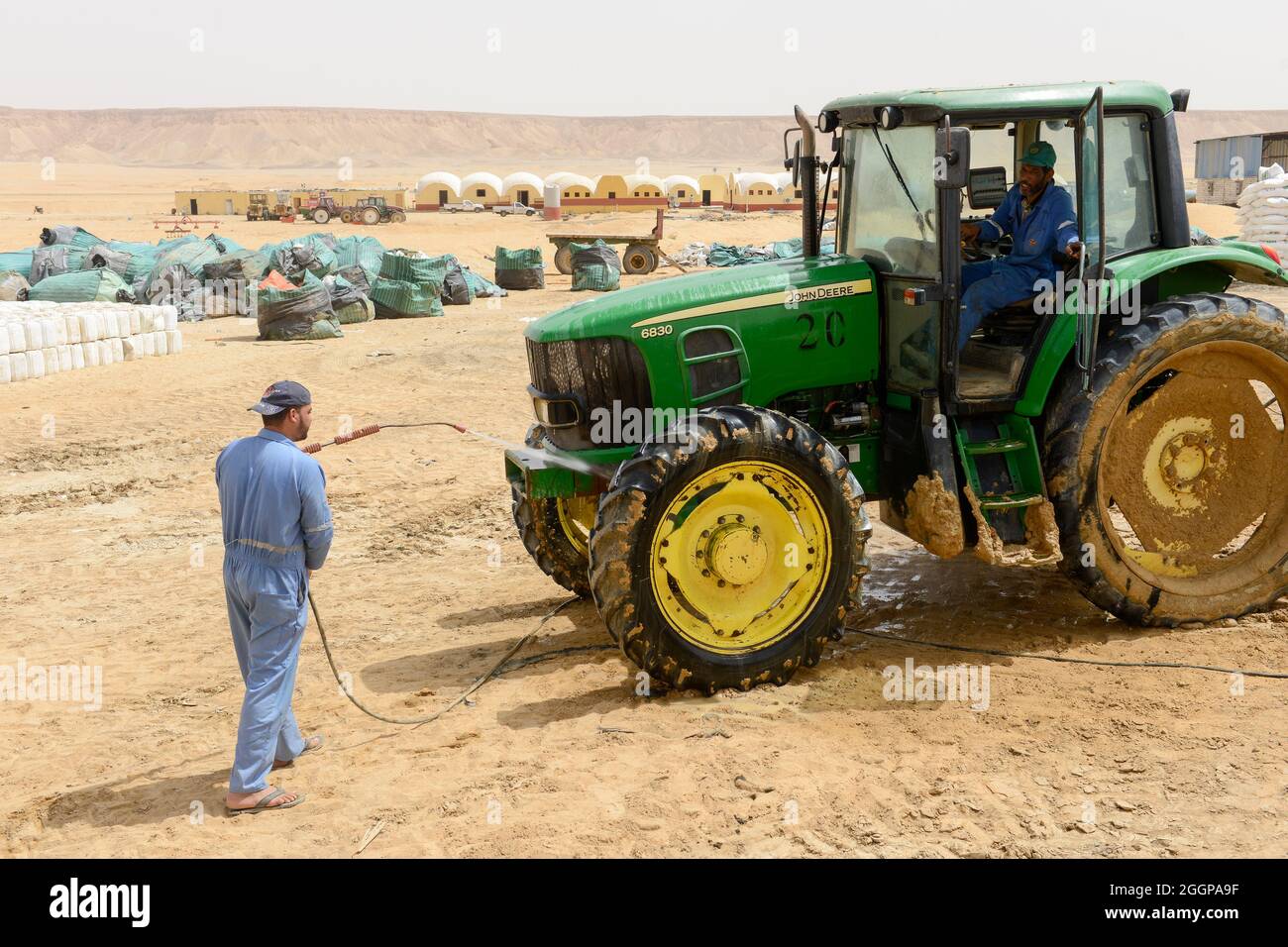 EGYPT, Farafra, potato farming in the desert, washing of tractor / AEGYPTEN, Farafra, United Farms, Kartoffelanbau in der Wueste, Traktor Waesche Stock Photo