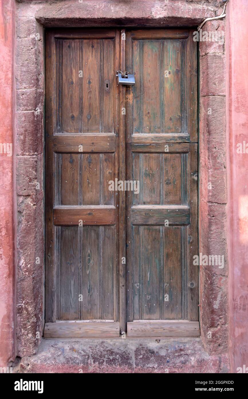Closed old door entrance wood hi-res stock photography and images - Alamy