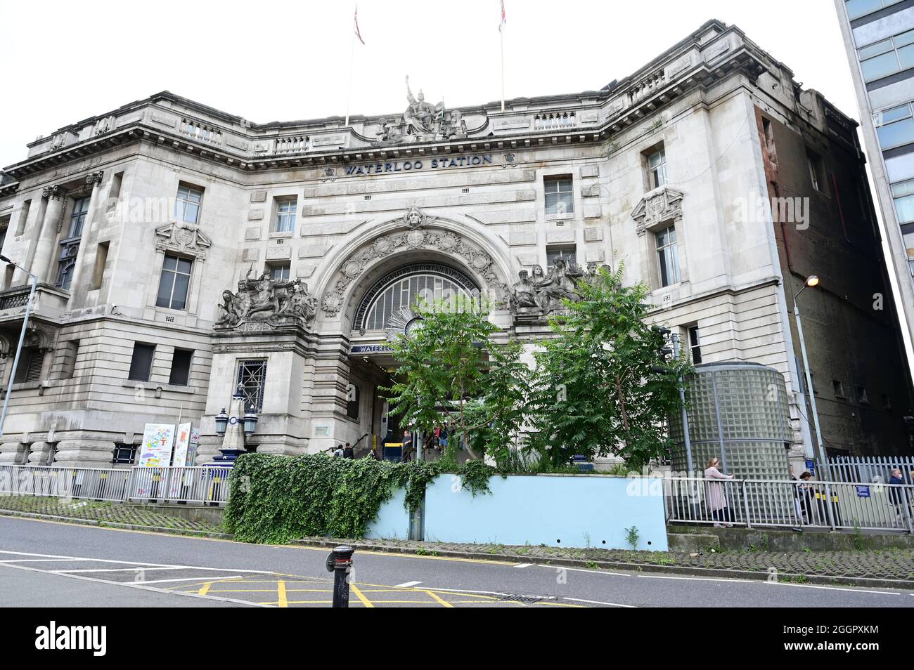London bus stop side view hi-res stock photography and images - Alamy