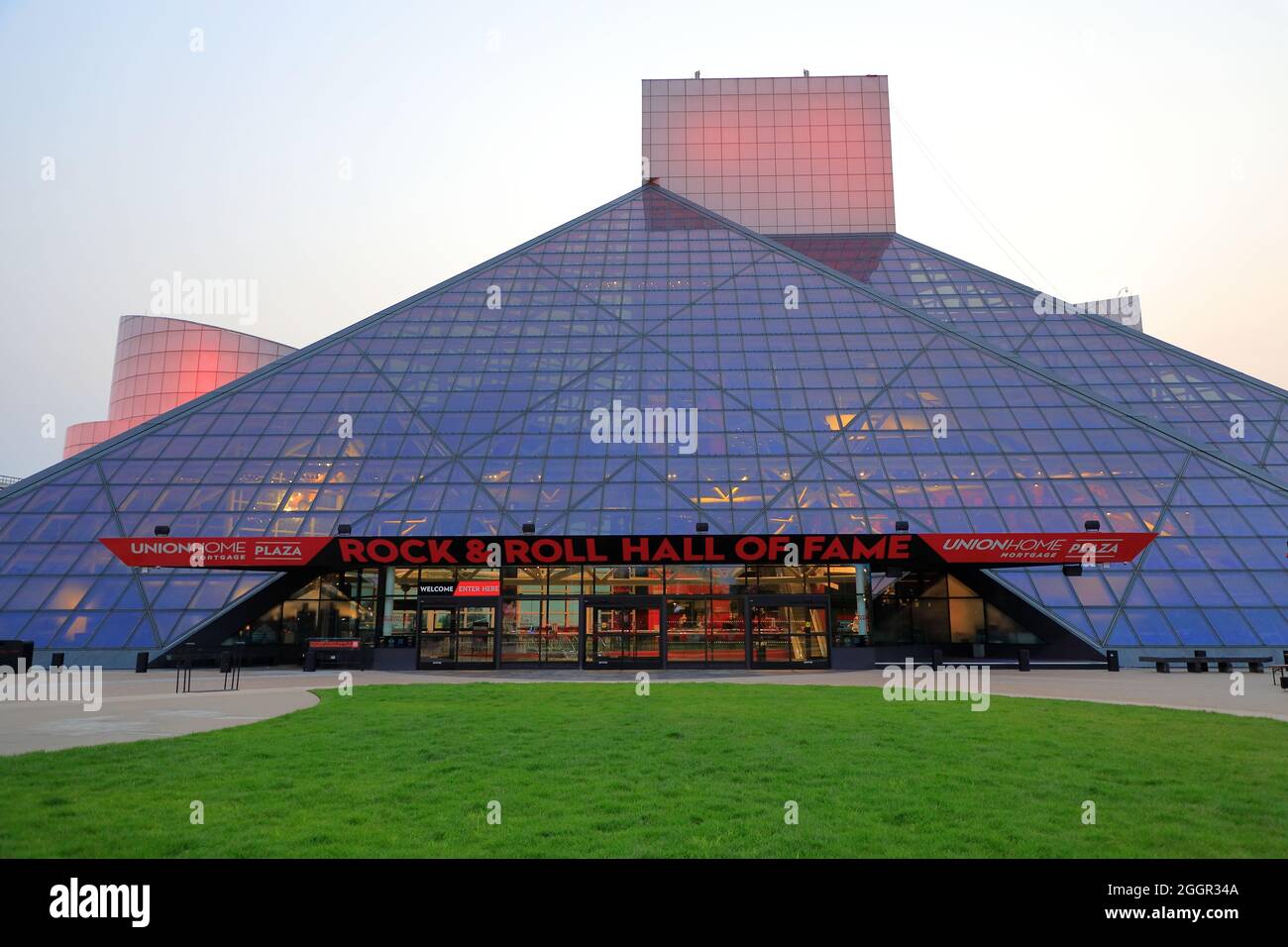 Roll Hall of Fame designed by architect I.M.Pei. with Long Live Rock sign in foreground.Cleveland.Ohio.USA Stock Photo