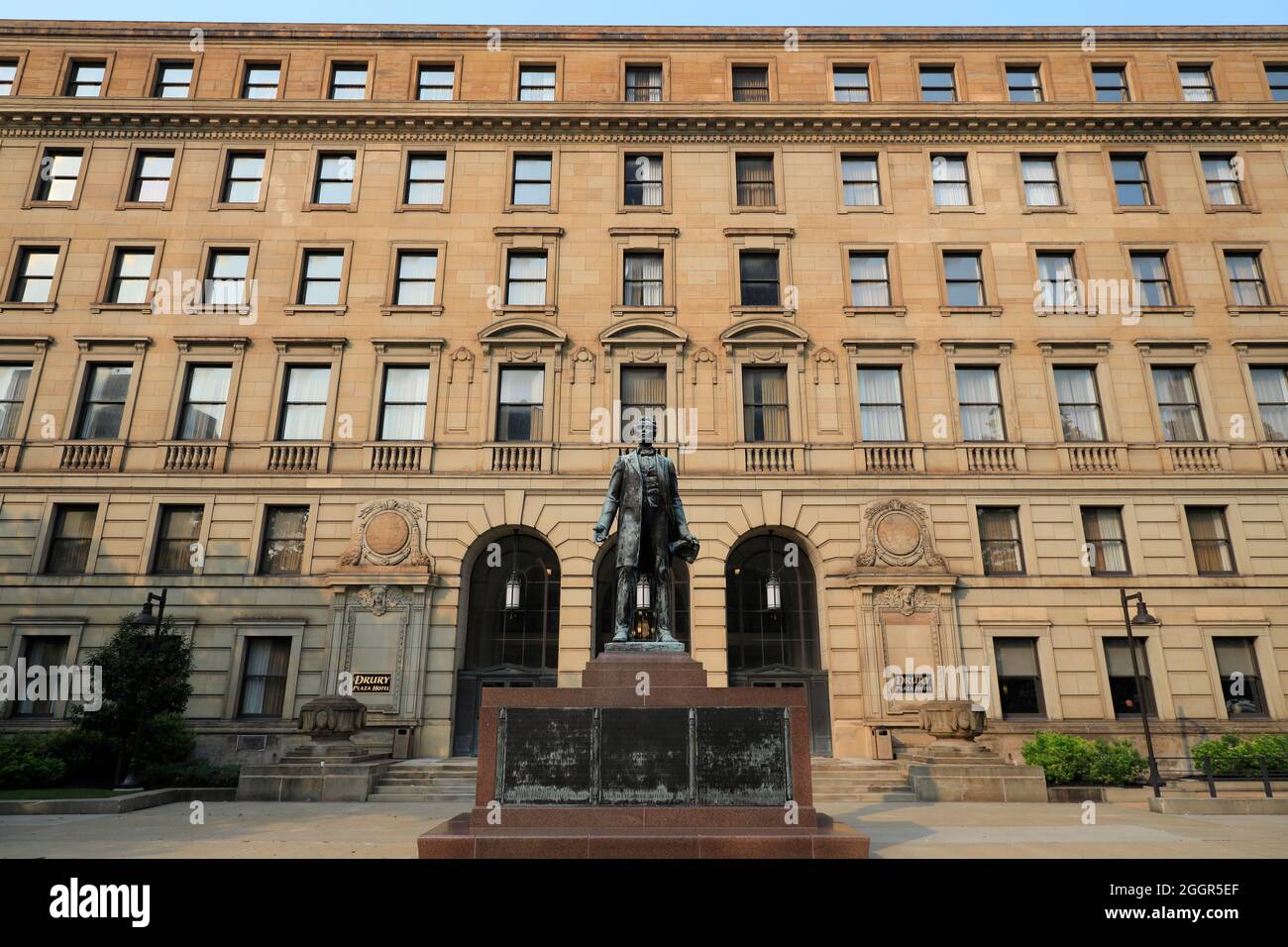Drury Plaza Hotel the former Beaux-Arts style of Cleveland Metropolitan School District offices building with Abraham Lincoln statue in foreground.Downtown Cleveland.Ohio.USA Stock Photo