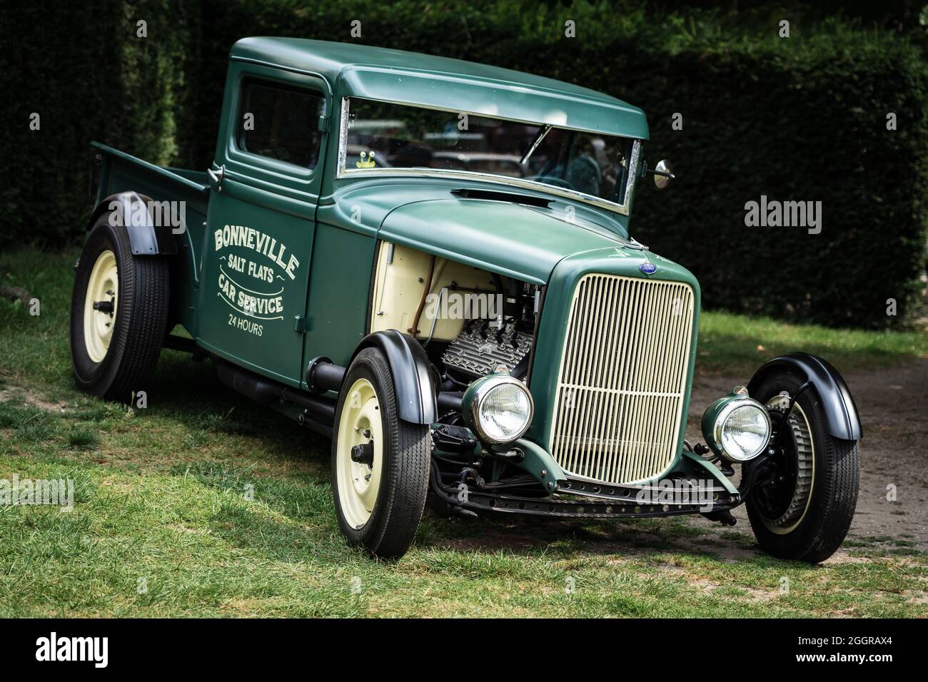 https://c8.alamy.com/comp/2GGRAX4/diedersdorf-germany-august-21-2021-the-vintage-car-ford-custom-pickup-1935-the-exhibition-of-us-car-classics-2GGRAX4.jpg