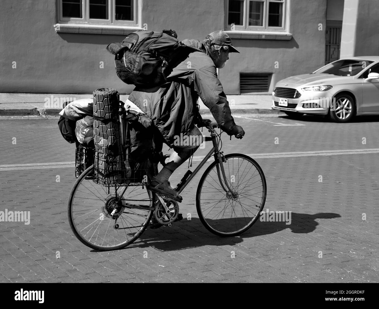 Man homeless bicycle hi res stock photography and images Alamy