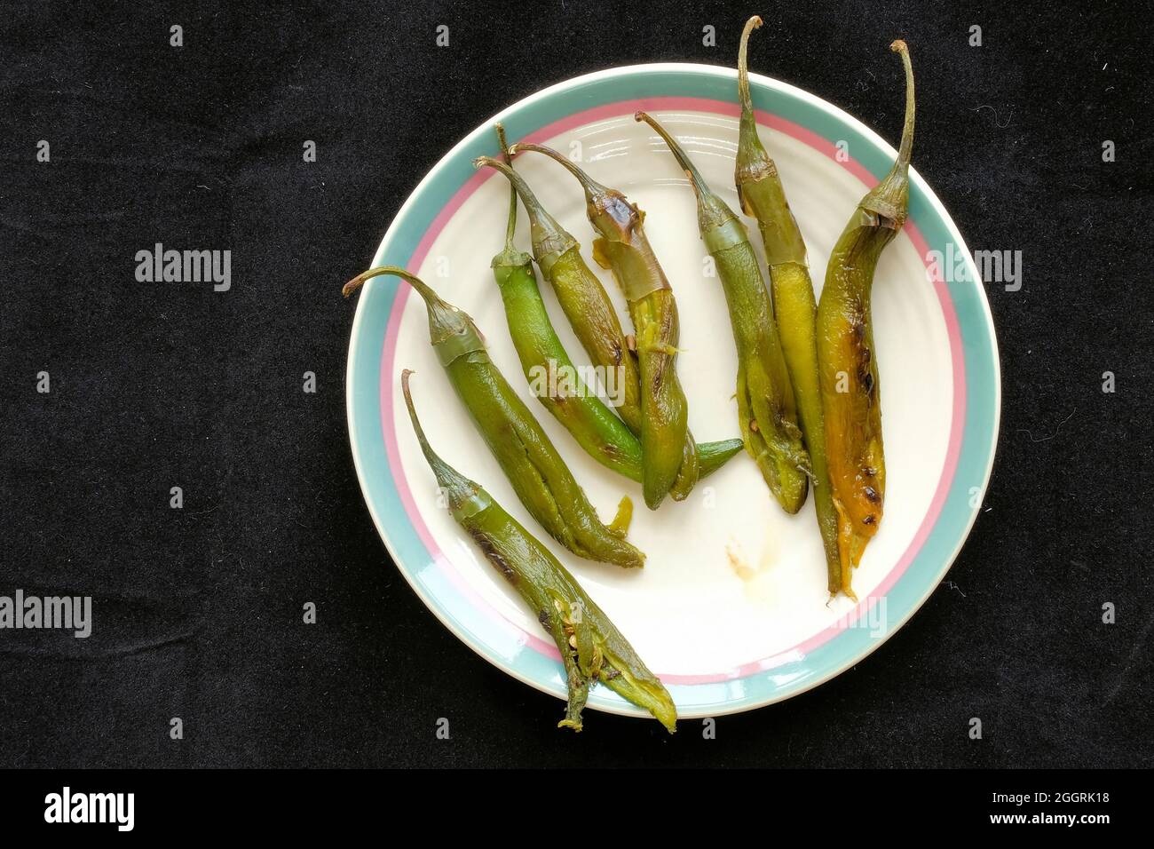 https://c8.alamy.com/comp/2GGRK18/roasted-and-peeled-serrano-peppers-with-stems-on-a-ceramic-plate-ready-for-homemade-salsa-and-an-ingredient-for-spicy-mexican-food-2GGRK18.jpg
