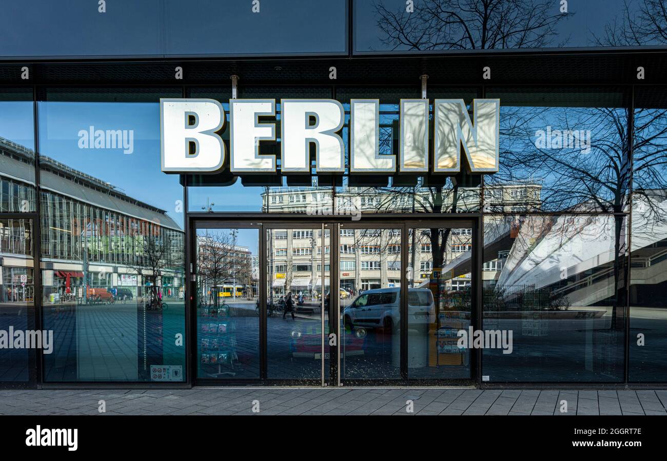 Entrance To A Commercial Building Stock Photo - Alamy