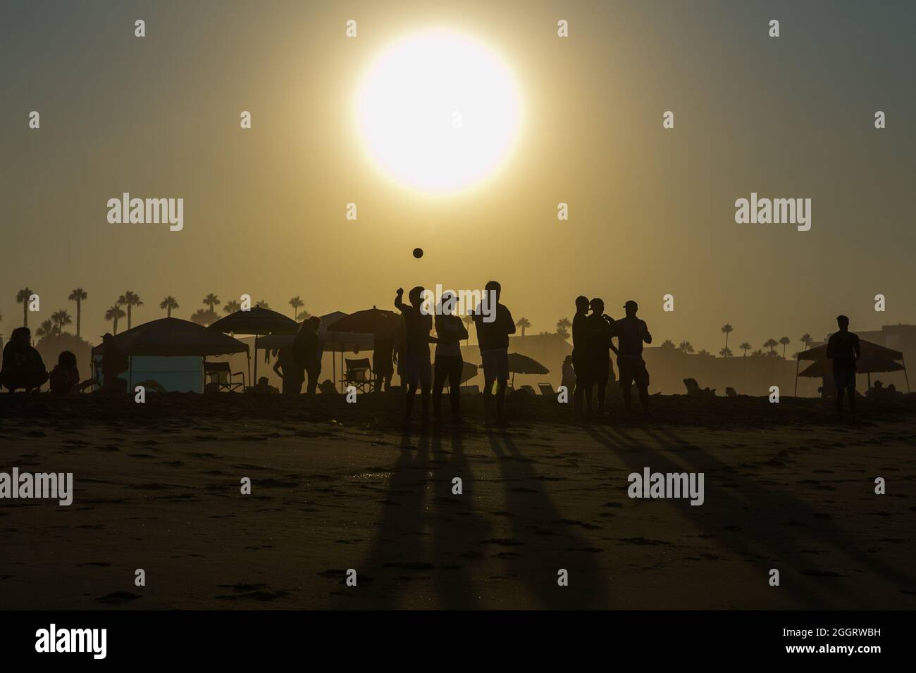 Beach silhouettes people hi-res stock photography and images - Alamy