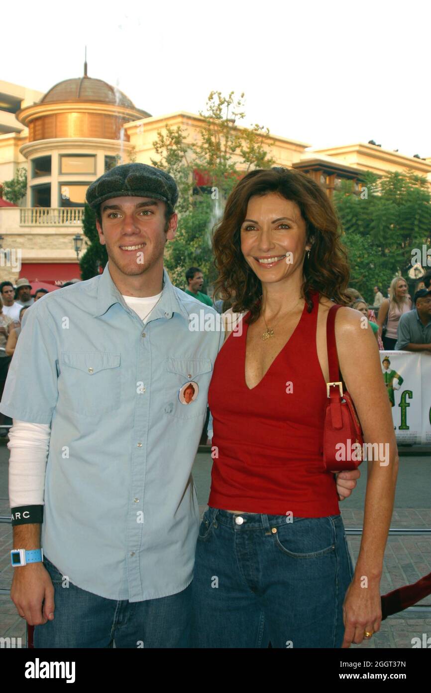 Mary steenburgen elf hires stock photography and images Alamy