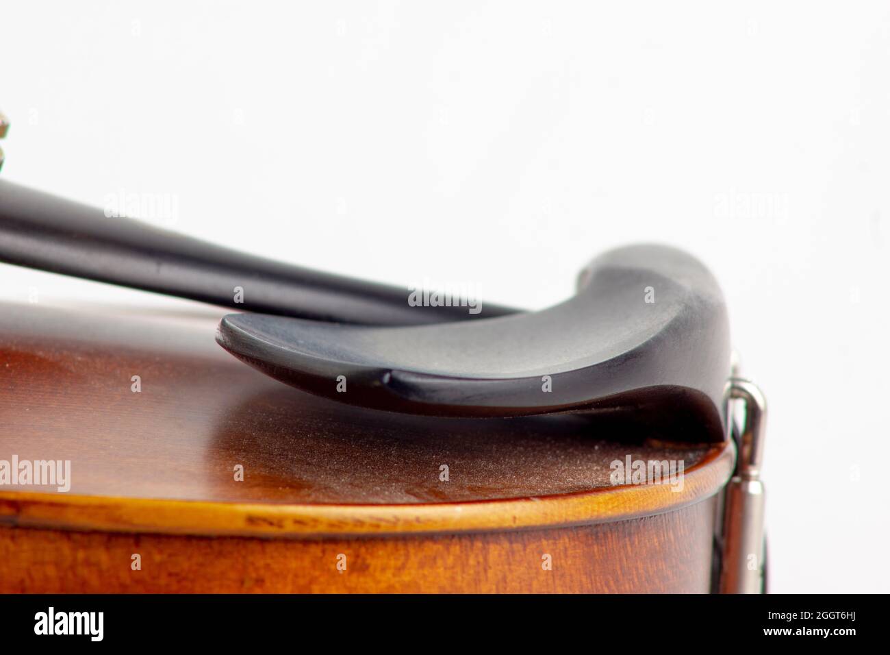 VIOLIN CHINREST WIGHT BACK GROUND Stock Photo Alamy