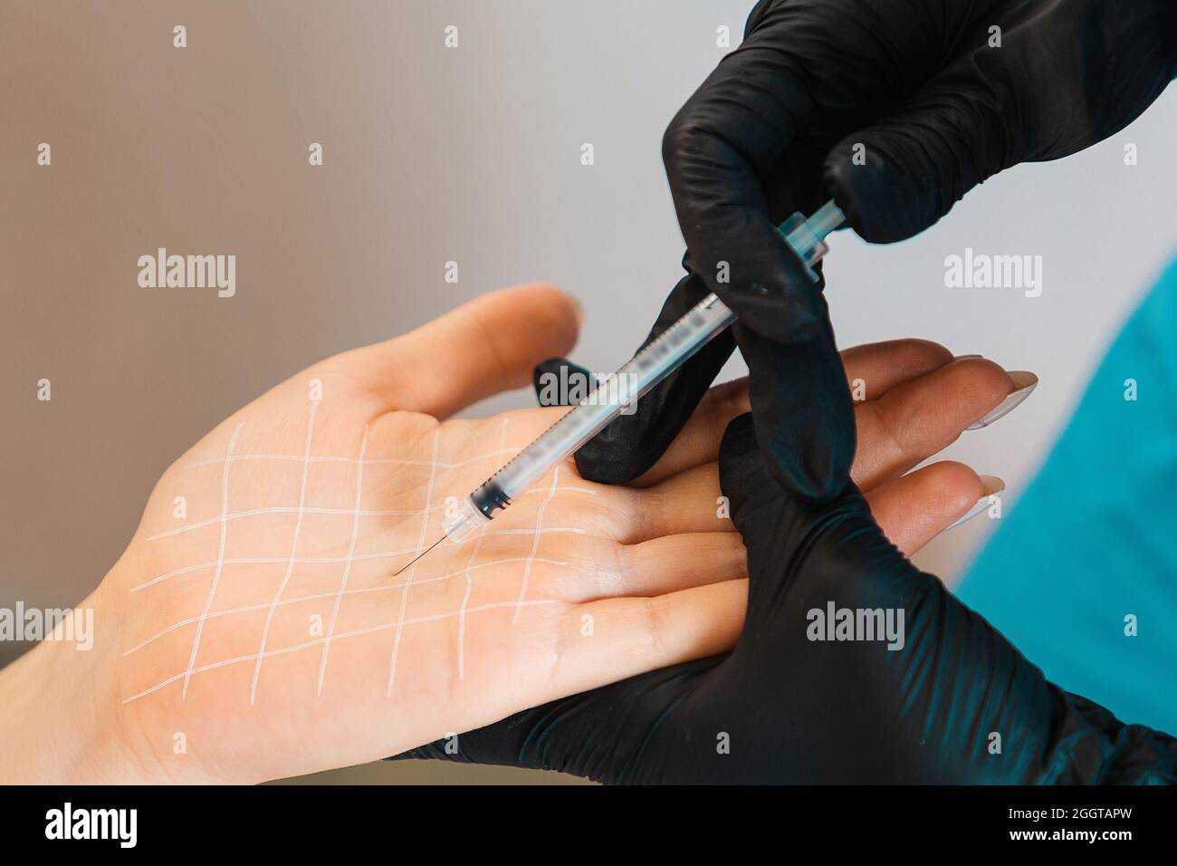 Procedure in beauty salon. Doctor makes injections of botulinum toxin ...
