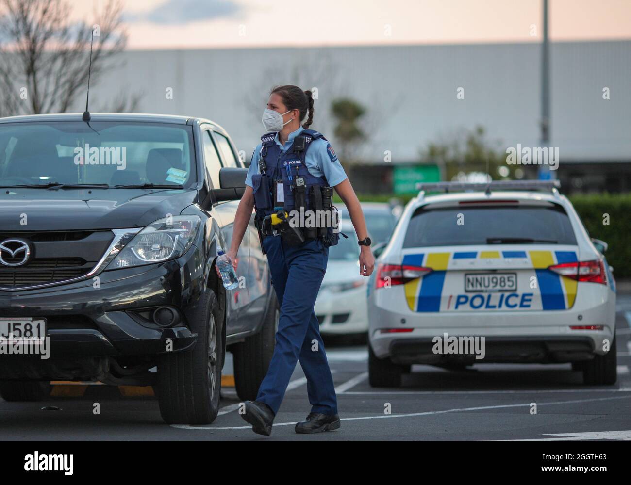 Auckland, New Zealand. 3rd Sep, 2021. A police officer stands guard near the New Lynn supermarket in Auckland, New Zealand, Sept. 3, 2021. New Zealand Prime Minister Jacinda Ardern confirmed that the violent attack that happened at New Lynn supermarket in Auckland at 2:40 p.m. local time Friday was a 'terrorist attack' carried out by an 'extremist.' Credit: Zhao Gang/Xinhua/Alamy Live News Stock Photo