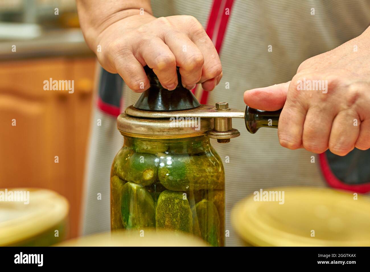 Кручу банки. Вертеть банку. Кручу банки. Баночки кручу верчу. Банка с закруткой.