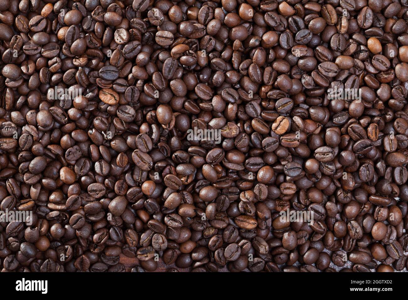 Roasted coffee beans background Stock Photo - Alamy