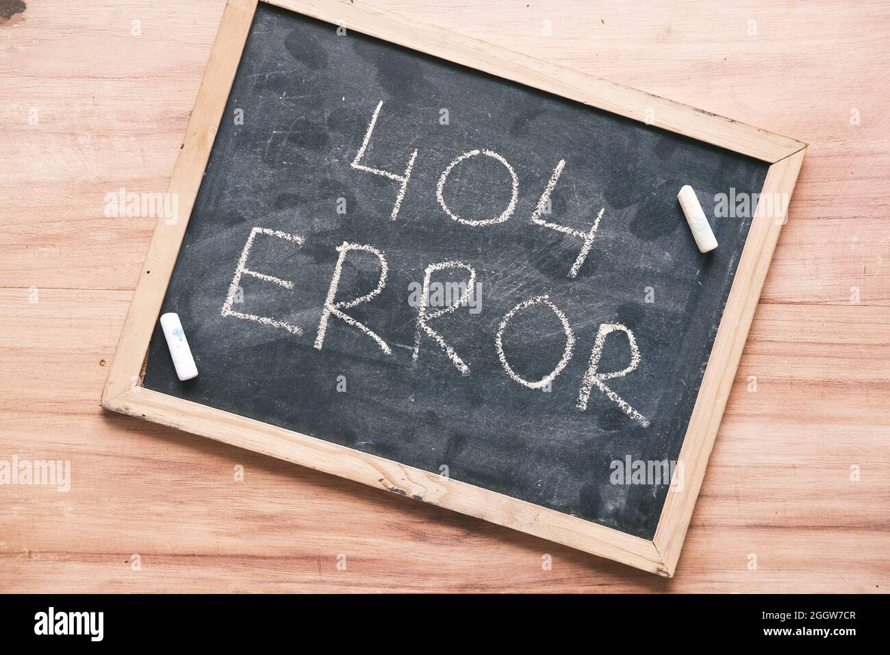 404 error word on a chopping board on table Stock Photo