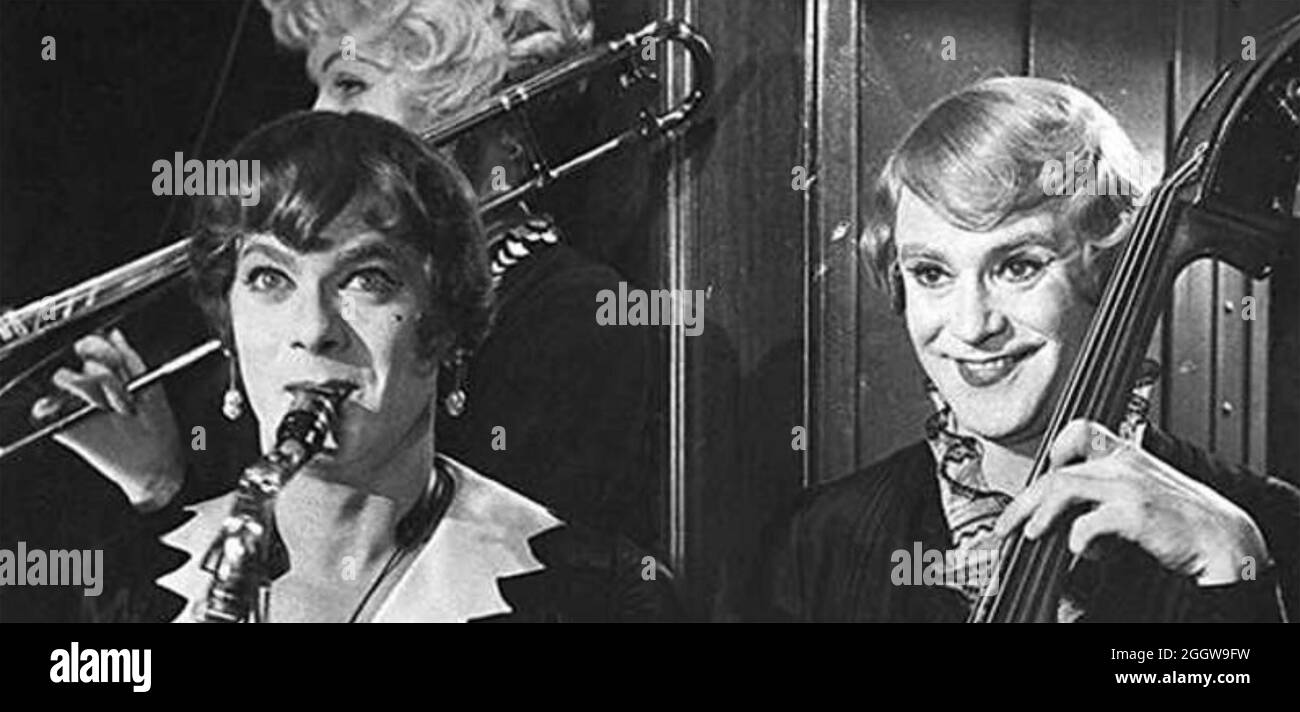 SOME LIKE IT HOT 1959 United Artists film with Jack Lemmon at right and Tony Curtis Stock Photo