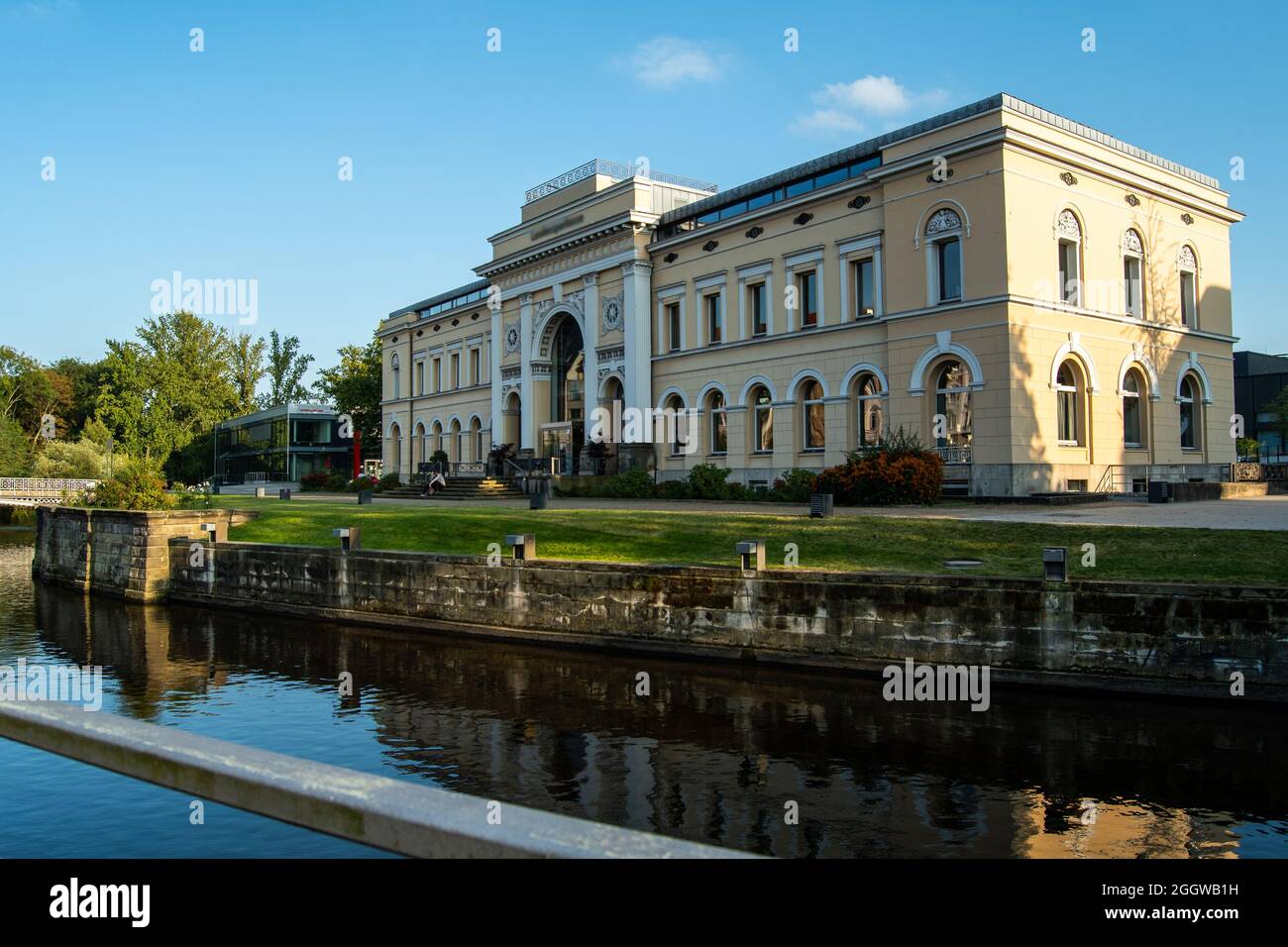 Direkt an der Oker (Fluss) lag einst der Bahnhof heute ist nur noch das alte Gebäude vorhanden Stock Photo