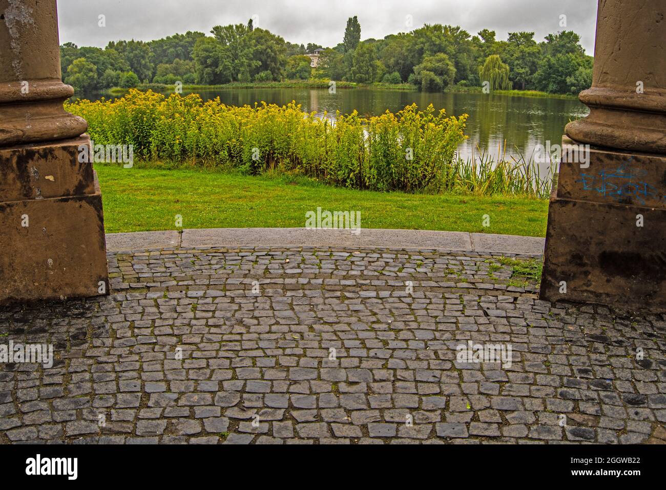 Braunschweig, Parkanlage Pavilion am  Spielmannsteich die Säulen als Rahmen und der Blick auf den Teich ist  eine schöne Urbane Landschaft zu sehen Stock Photo