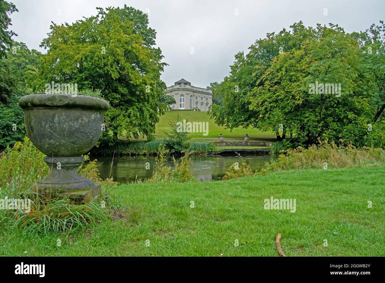 Braunschweig, ,Parkanlage alter Schiffsanleger in der Ferne das Schloss Richmond,der Fluss (Oker) als Bild Mitte Ein Steinblumentopf im Vordergrund Stock Photo