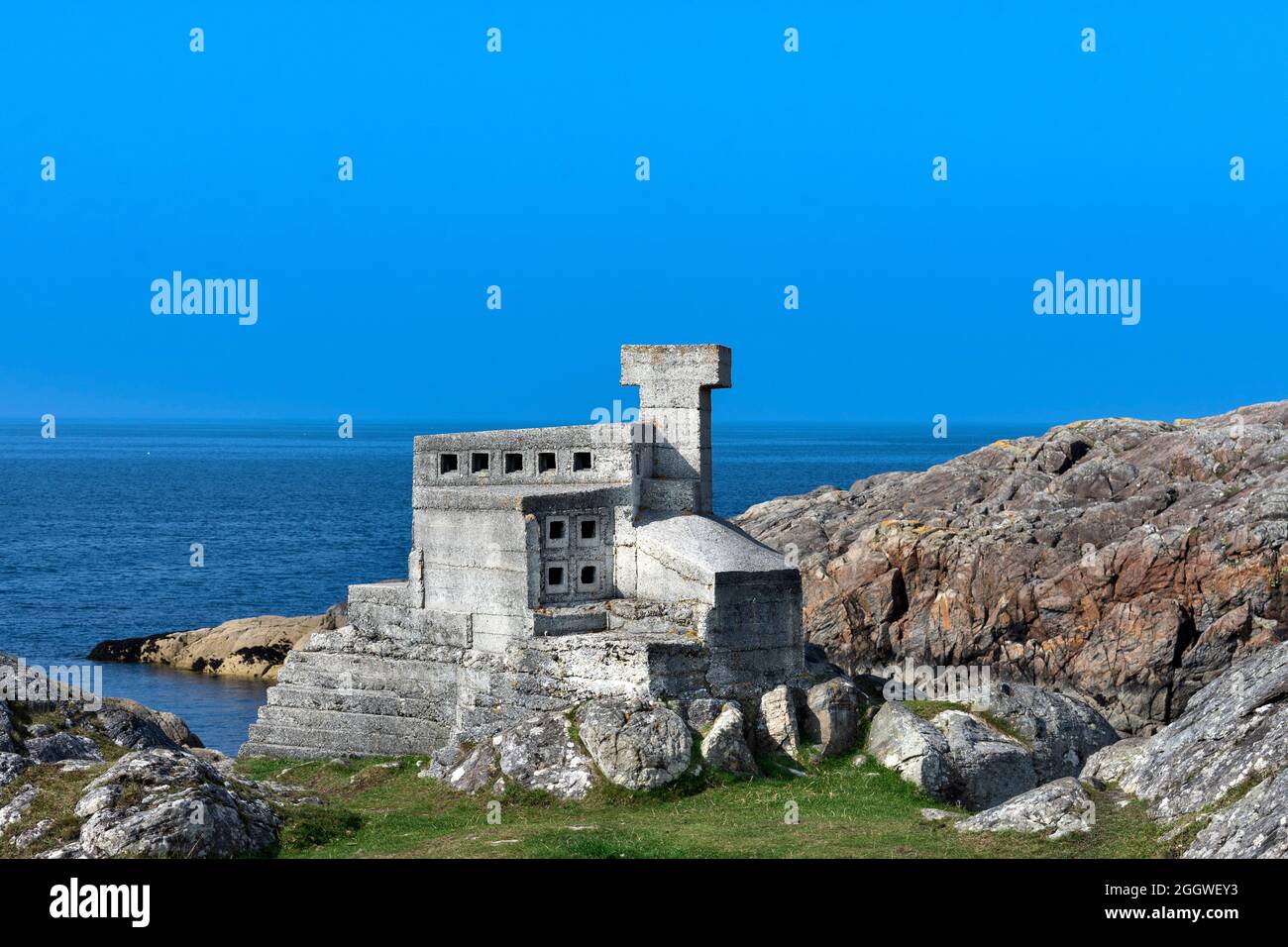 ACHMELVICH SUTHERLAND SCOTLAND BLUE SEA AND SKY A VIEW OF HERMIT'S CASTLE IN SUMMER Stock Photo