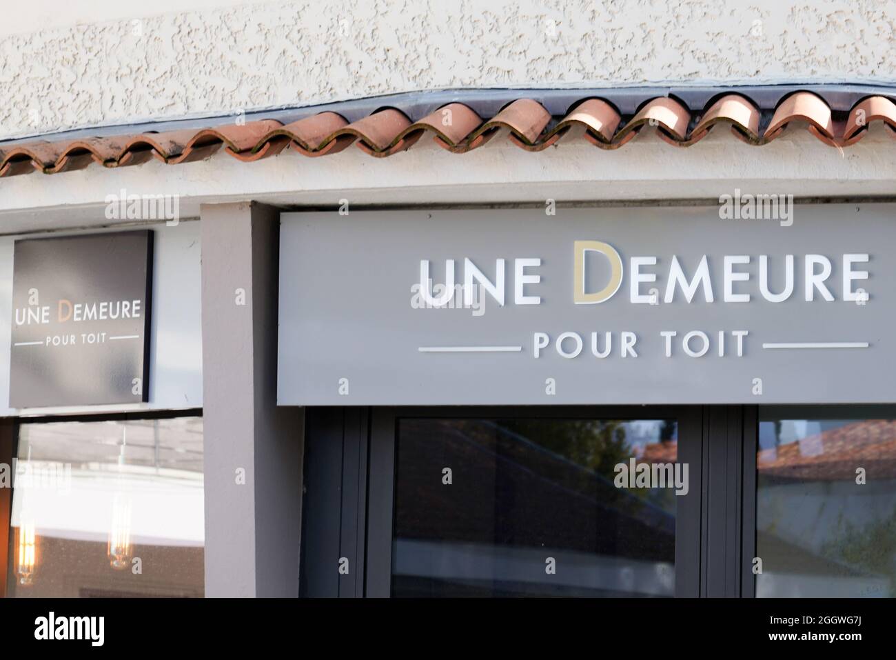 Bordeaux , Aquitaine France 12 25 2020 une demeure pour toi text