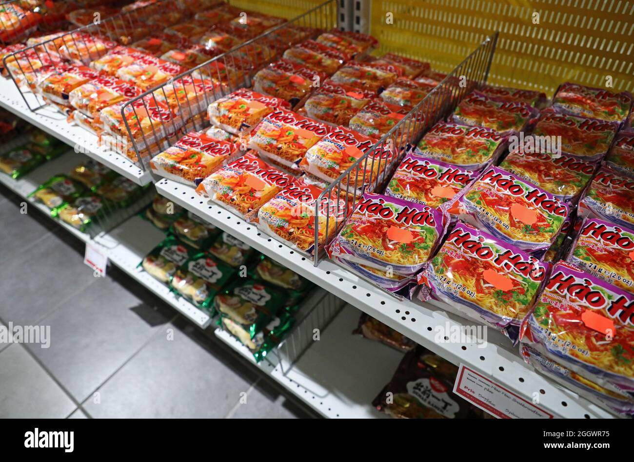 Hao Hao instant noodles in an Asian grocery store Stock Photo Alamy