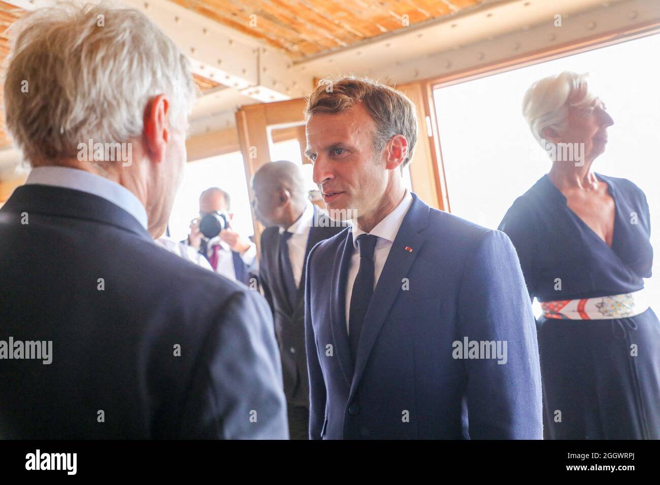 Le président de la République française, Emmanuel Macron discute avec  Harrison Ford en présence de Christine Lagarde, présidente de la Banque  centrale européenne lors d'un déjeuner avec les personnalités impliqués  dans le
