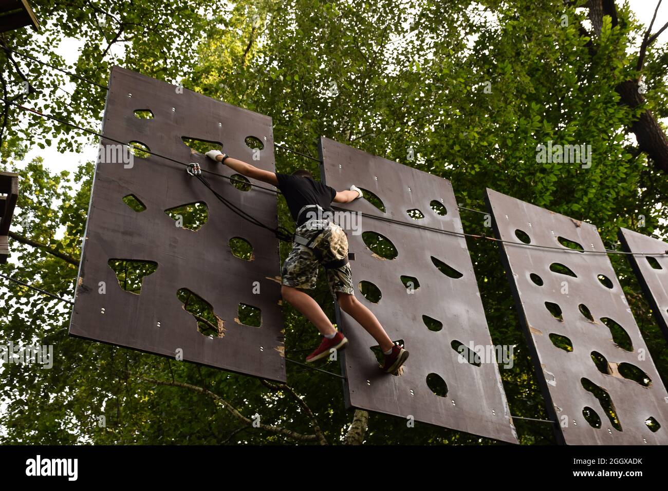 bambina con girandola guarda mappamondo gonfiabile Stock Photo