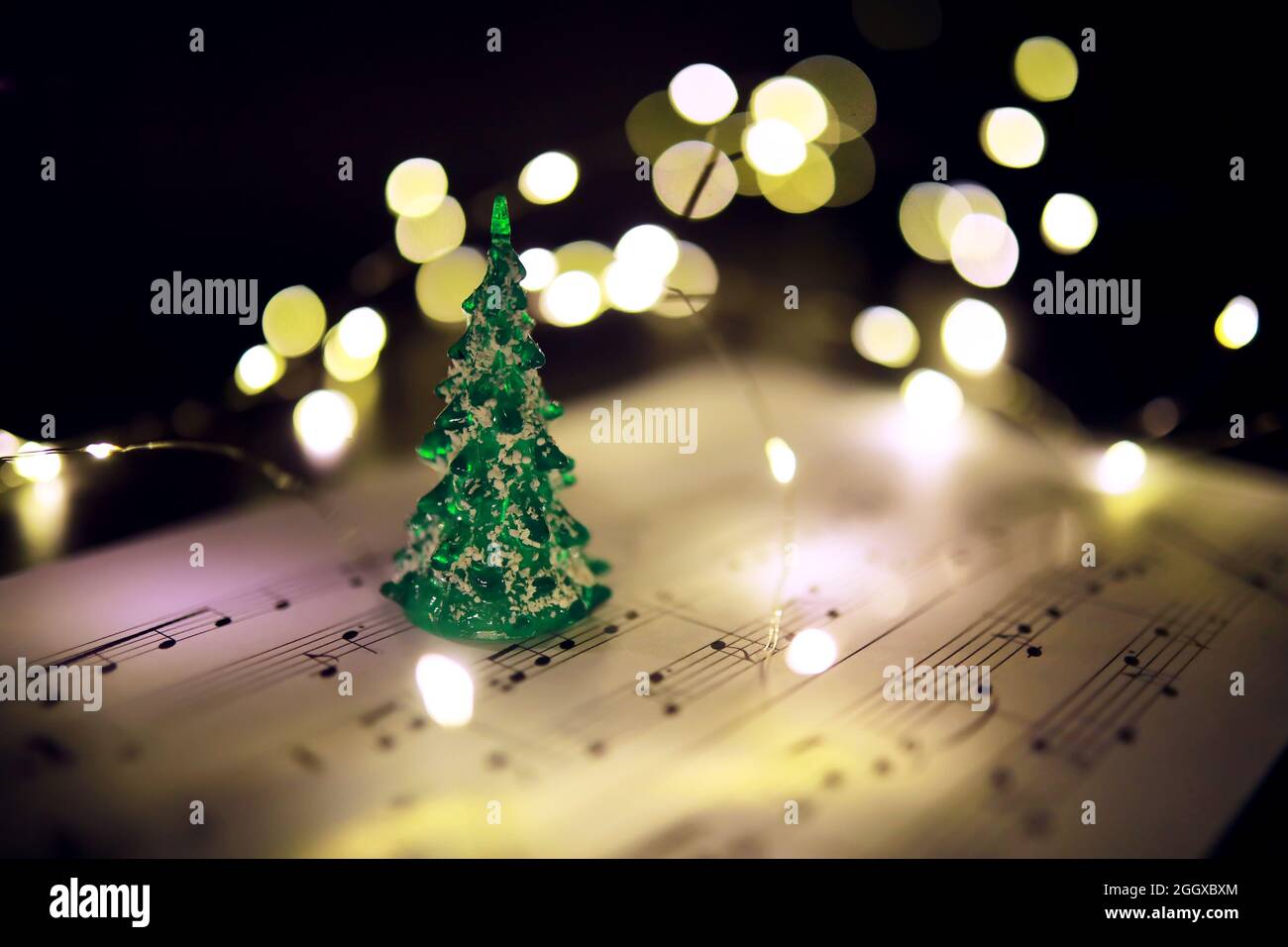 Không cần phải tìm kiếm bất cứ giấy nhạc nào khác, tại đây bạn sẽ có một bộ sưu tập các bản nhạc Giáng Sinh được thiết kế đầy tinh tế. Hãy chiêm ngưỡng những hình ảnh nền tuyệt đẹp với những ghi chú, nốt nhạc đầy thú vị để chuẩn bị cho một buổi hòa nhạc khiến cho bạn và gia đình phải mãn nhãn.