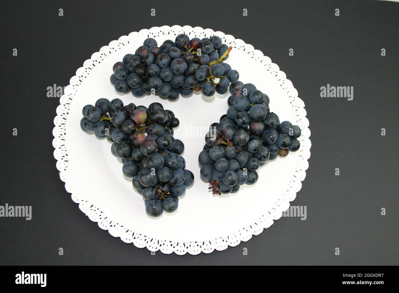 Essen Früchte Weintrauben auf einen weißen Teller Stock Photo