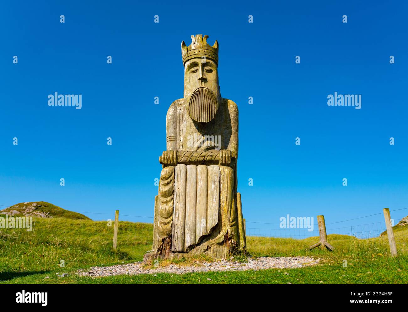 Large wooden sculpture of Lewis Chessman at Ardroil Beach, Uig Sands, Isle of Lewis, Outer Hebrides, Scotland, UK Stock Photo