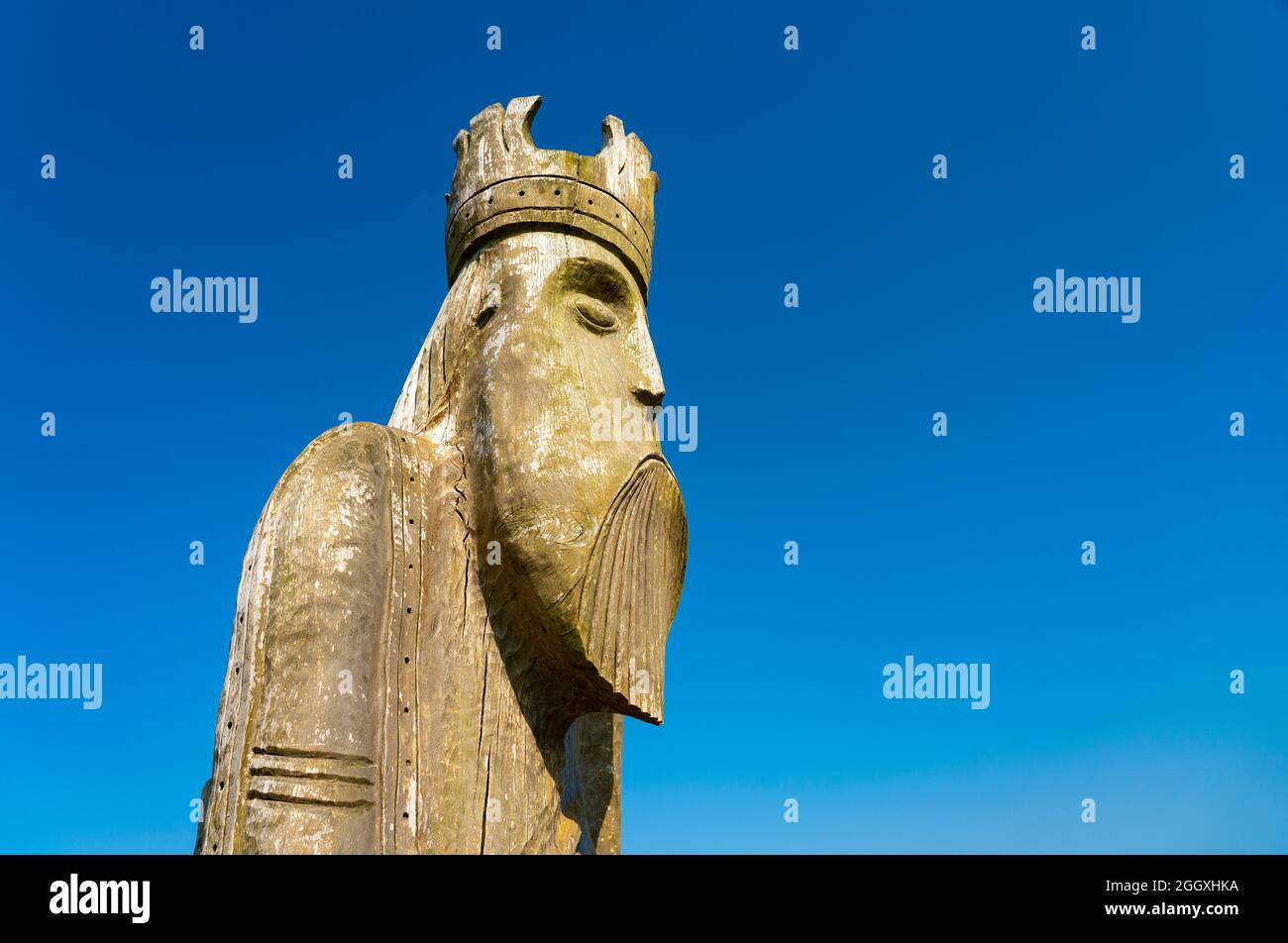 Large wooden sculpture of Lewis Chessman at Ardroil Beach, Uig Sands, Isle of Lewis, Outer Hebrides, Scotland, UK Stock Photo