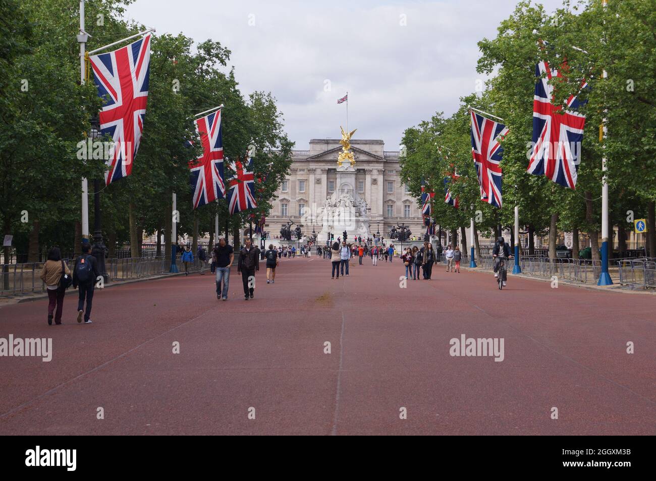 London, UK: view of the Mall and Buckingham Palace on a Sunday morning Stock Photo