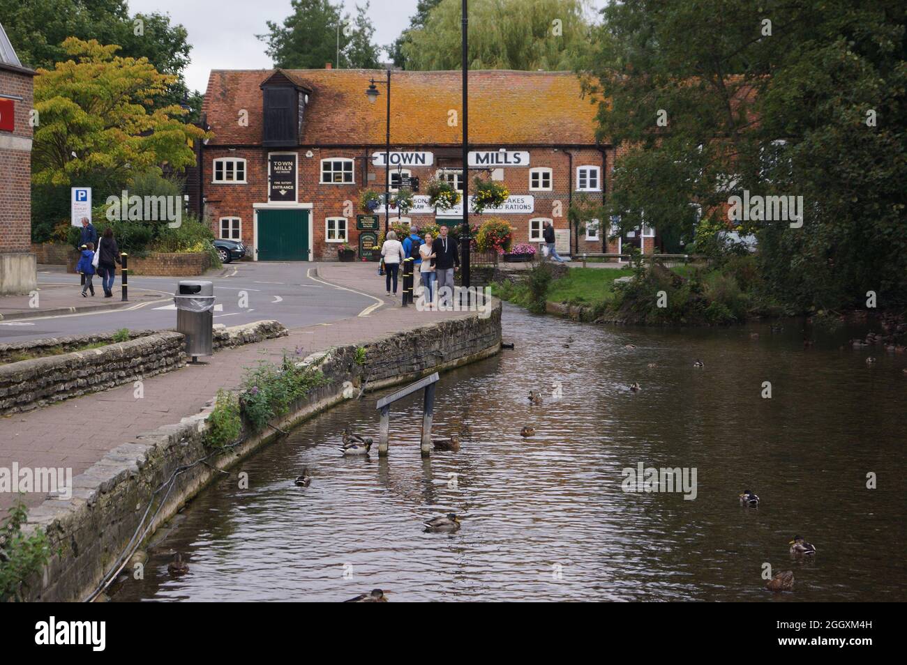 Andover, Hampshire (UK): a view of river Aton, Bridge Street and the Town Mills pub Stock Photo