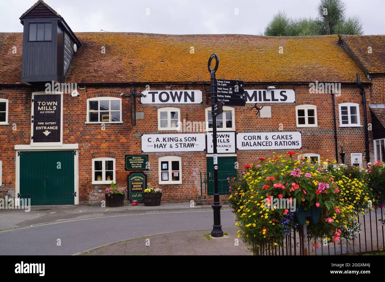 Andover, Hampshire (UK): facade of the Town Mills pub, near the bridge over the Aton Stock Photo