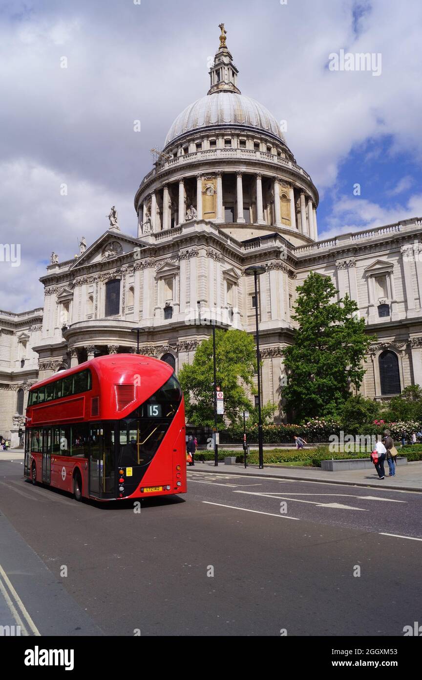 London, UK: route 15 red bus is passing by St Paul's Cathedral Stock Photo