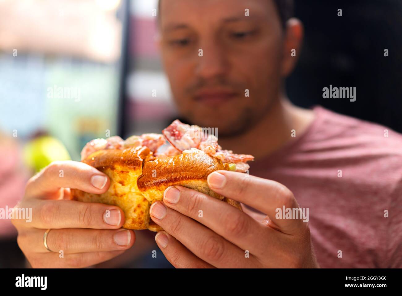 People eating lobster roll hires stock photography and images Alamy