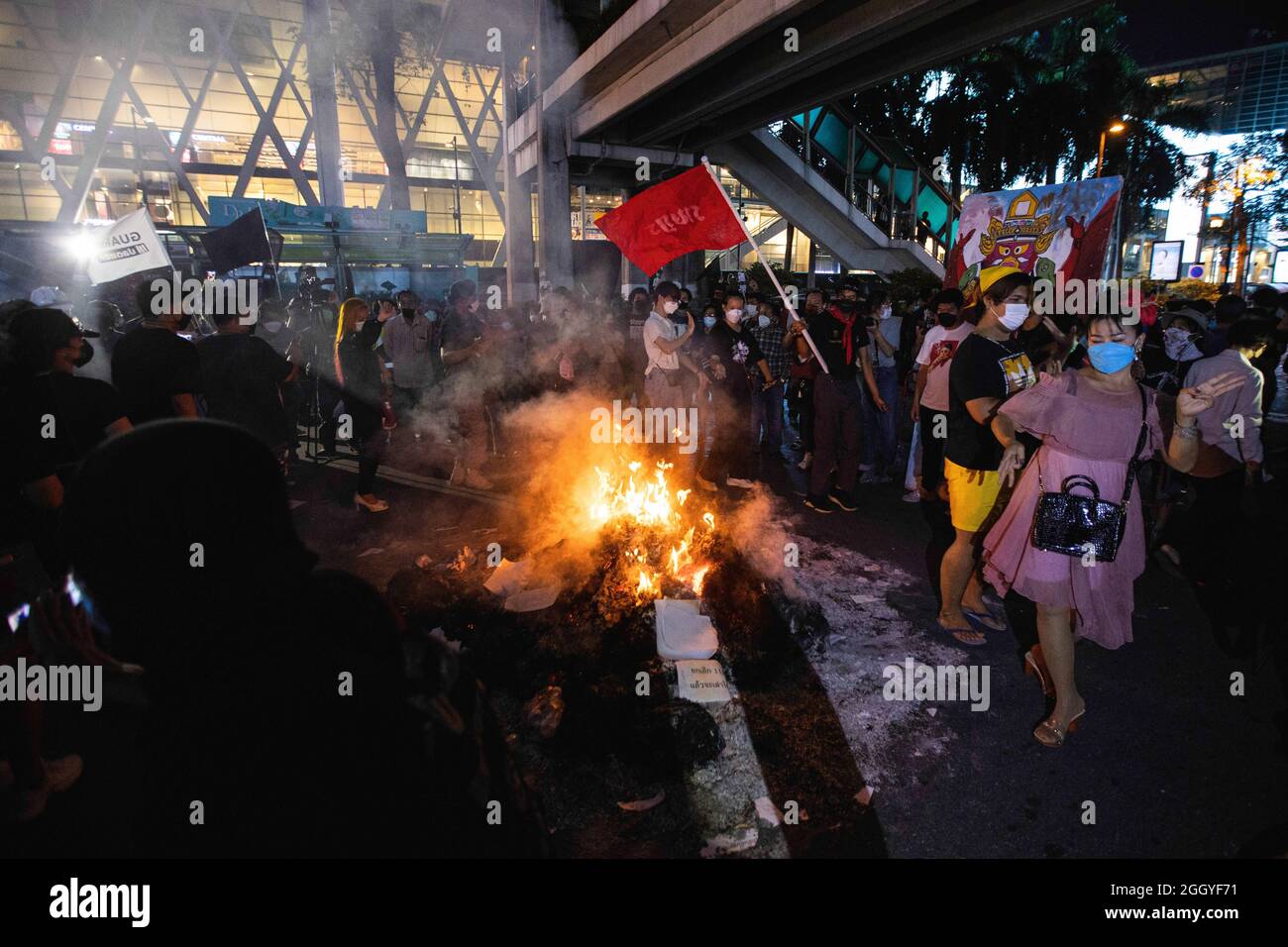 Bangkok, Thailand. 03rd Sep, 2021. Protesters are seen dancing around the bonfire during the demonstration. Pro-democracy protesters group named ìThammasat UFTDî (United Front of Thammasat and Demonstration) held a protest on Ratchaprasong road demanding the monarchy reformation, abolish lese majeste law, constitutional reform, and resignation of Prime Minister Prayut Chan-ocha. (Photo by Varuth Pongsapipatt/SOPA Images/Sipa USA) Credit: Sipa USA/Alamy Live News Stock Photo