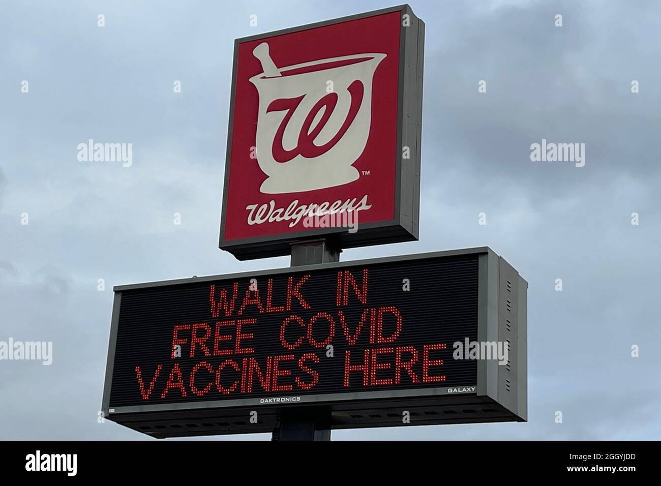 A free COVID-19 Walk-Up Vaccine sign at Walgreens drugstore, Saturday, Aug. 21, 2021, in Springfield, Ore. Stock Photo