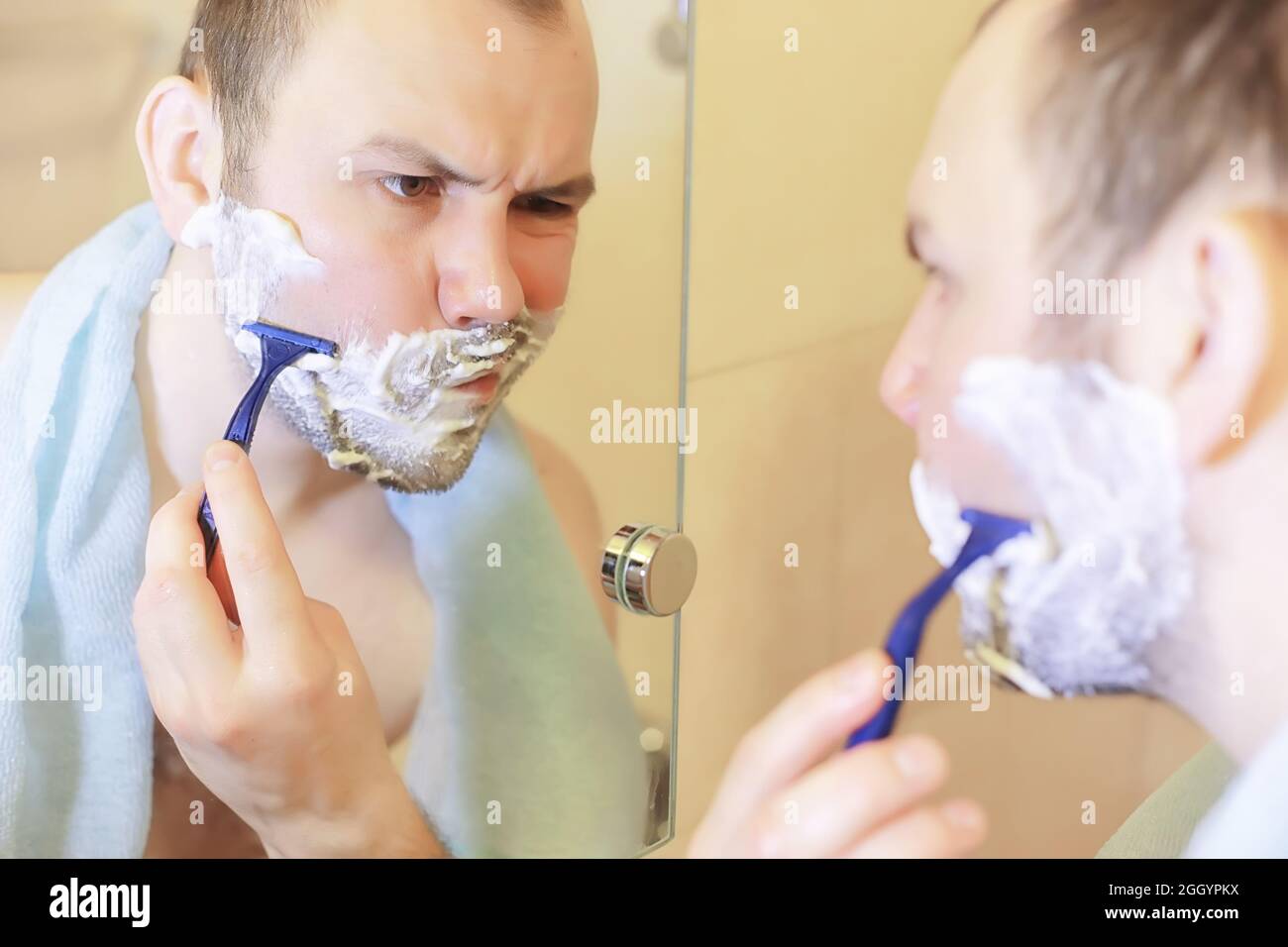 Брею мужу видео. Парень бреется. Фотосет мужчина бреется. Бородатый мужчина бреется в ванной. Мужик бреет многолетнюю бороду.